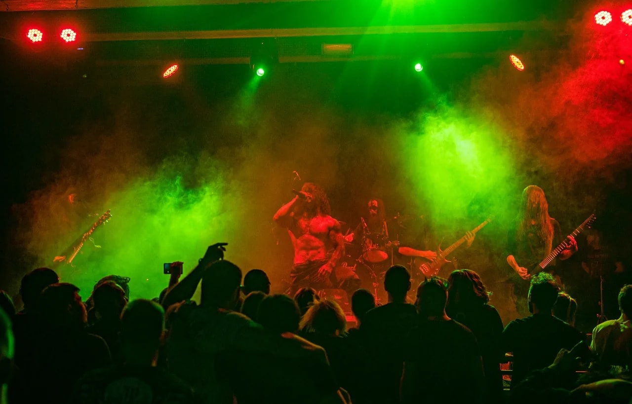 SHADOWMOOR выступают на сцене перед публикой — фотография к интервью Rock House