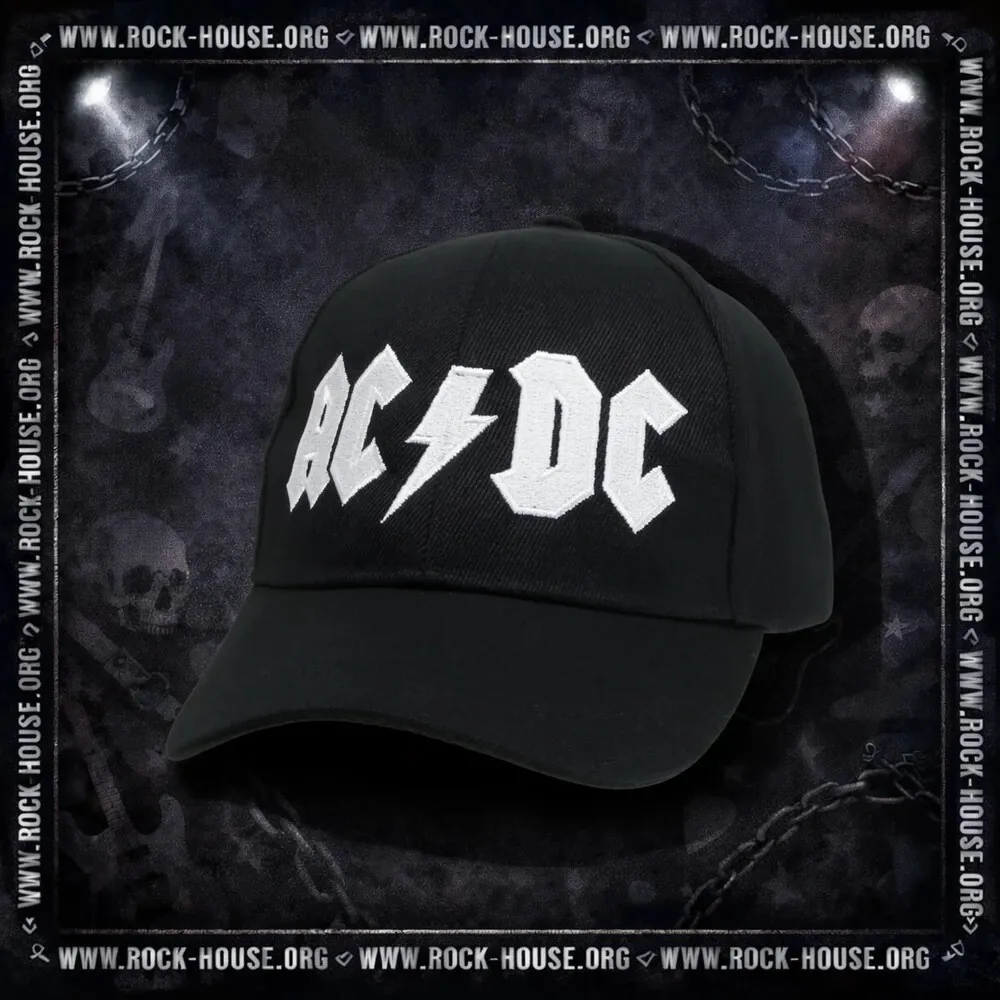 Реальная фотография чёрной бейсболки AC/DC с контрастным логотипом